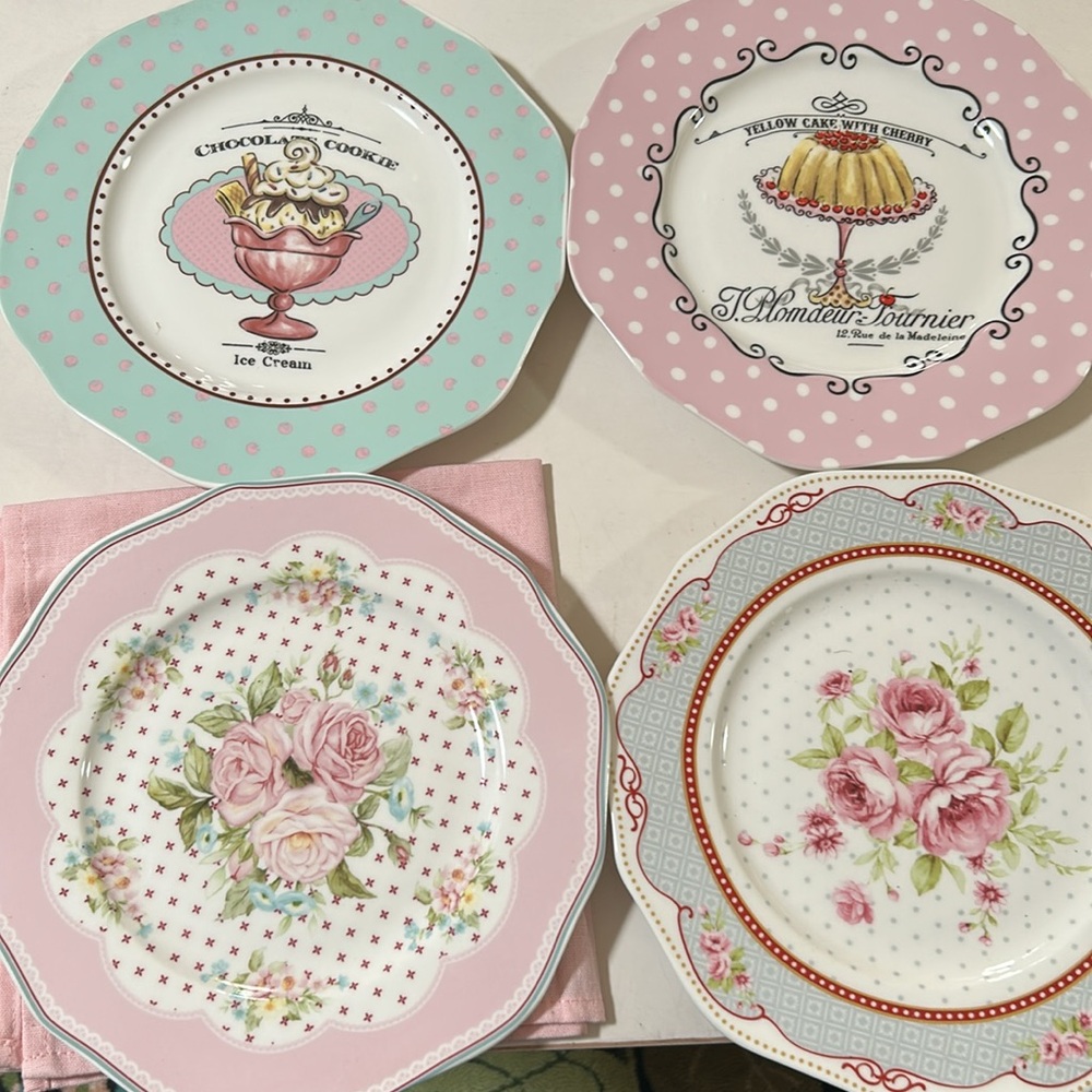 4 vintage dessert, plates, and 4 pink cloth napkins, 4 decoupage napkin rings